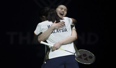 Pemain beregu wanita Malaysia, Pearly Tan dan M. Thinaah, meraikan kemenangan selepas menewaskan gandingan Indonesia, Rachel Allessya Rose dan Febi Setianingrum, 21-14, 19-21, 21-16, pada perlawanan separuh akhir badminton Sukan SEA 2025 di Gimnasium 4, Universiti Thammasat, Kampus Rangsit, hari ini / Foto BERNAMA