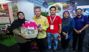 Ketua Setiausaha Kementerian Pelancongan, Seni dan Budaya (MOTAC), Datuk Shaharuddin Abu Sohot (dua,kiri) di Festival Budaya Malaysia 2025 yang berlangsung di Dataran Bandaraya Johor Bahru/Foto RTM
