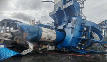 Dua mangsa yang terselamat dalam kejadian kren mengangkut arang runtuh di Loji Jana Kuasa Malakoff, Kukup, Pontian tengah hari tadi dilaporkan dalam keadaan kritikal dan telah dirujuk ke Hospital Sultanah Aminah (HSA), Johor Bahru/Foto JBPM