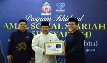 Ketua Hakim Syarie, Datuk Mohd Amran Mat Zain yang juga merupakan Ketua Pengarah Jabatan Kehakiman Syariah (JKSM) menyampaikan sumbangan Bakul Rezeki kepada para penerima selepas perasmian Program Khidmat Sosial Syariah (Kasih Syariah) di Putrajaya/Foto BERNAMA
