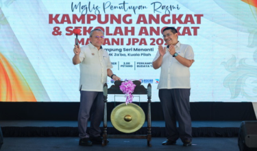 Timbalan Ketua Pengarah Perkhidmatan Awam (Operasi), Datuk Mohd Shaiful Ibrahim memalu gong sebagai simbolik Majlis Penutupan Rasmi Kampung Angkat dan Sekolah Angkat MADANI Jabatan Perkhidmatan Awam (JPA) di Perkampungan Budaya Terachi/Foto BERNAMA