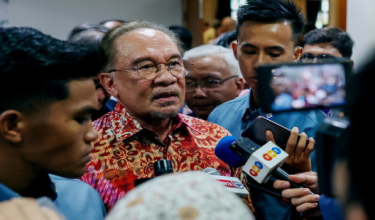 Perdana Menteri, Datuk Seri Anwar Ibrahim bercakap kepada pemberita selepas menghadiri Majlis Minum Petang Sambutan Krismas di Petaling Jaya/Foto BERNAMA