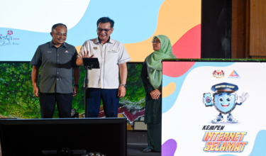 Timbalan Ketua Setiausaha (Komunikasi Strategik dan Industri Kreatif) Kementerian Komunikasi, Nik Kamaruzaman Nik Husin (tengah) merasmikan Karnival Kempen Internet Selamat (KIS) Negeri Terengganu 2025 di Taman Tamadun Islam/Foto BERNAMA