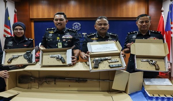 Ketua Polis Kelantan, Datuk Mohd Yusoff Mamat (dua,kanan) bersama para pegawainya menunjukkan rampasan dua pucuk pistol dan selaras senapang buatan sendiri serta dua pucuk pistol tiruan pada sidang media di Ibu Pejabat Polis Kelantan/ BERNAMA