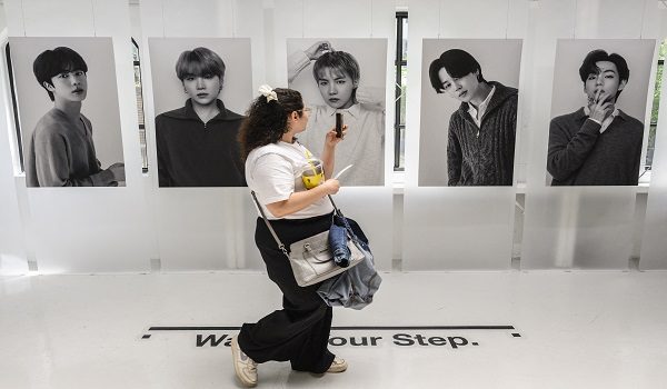 Seorang peminat mengambil gambar ketika mengunjungi kedai pop-up bertajuk “Monochrome” milik sensasi K-pop Korea Selatan, BTS / Foto AFP