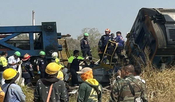 This UGC handout photo courtesy of Facebook user Smith Mikle taken and released on January 14, 2026 shows rescue workers next to the wreckage of a train crash after a construction crane collapse in Thailand's Nakhon Ratchasima province. A crane at an under-construction high-speed rail line in Thailand collapsed onto a passenger train on January 14, causing it to derail and killing at least 22 people, local authorities said. (Photo by Handout / Courtesy of Facebook user Smith Mikle / AFP) / NO USE AFTER JANUARY 24, 2026 05:20:07 GMT - NO USE AFTER JANUARY 24, 2026 05:20:07 GMT - RESTRICTED TO EDITORIAL USE  MANDATORY CREDIT «  AFP PHOTO / COURTESY OF FACEBOOK USER SMITH MIKLE » - NO MARKETING NO ADVERTISING CAMPAIGNS  DISTRIBUTED AS A SERVICE TO CLIENTS - NO ARCHIVE /