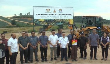Datuk Chan Foong Hin ketika mengadakan lawatan kerja ke Pusat Pengumpulan Nanas Sungai Gumut, Hulu Selangor.