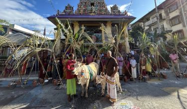Sembilan keluarga bersama Minnalfm meraikan Pesta Ponggal di Kuil Sri Karpaga Vinayagar, Brickfields/Foto Facebook Minnalfm