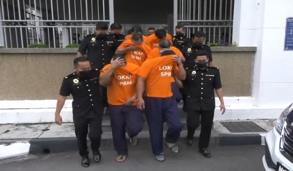 Kesemua suspek direman selama lima hari bagi membantu siasatan bawah Seksyen 17(a) Akta SPRM 2009.
