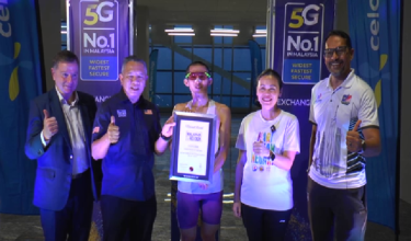 Atlet larian menara negara dan juara dunia, Soh Wai Ching bersama Timbalan Menteri Komunikasi, Teo Nie Ching selepas kejayaan memecahkan  rekod MBOR/RTM