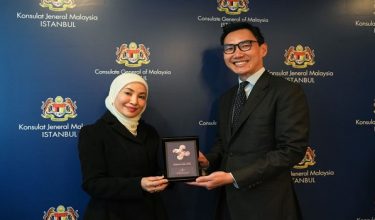 Datuk Adzliana menyampaikan plak penghargaan kepada Pesuruhjaya Perdagangan Perbadanan Pembangunan Perdagangan Luar Malaysia (MATRADE) di Istanbul, Sadat Foster Maad.