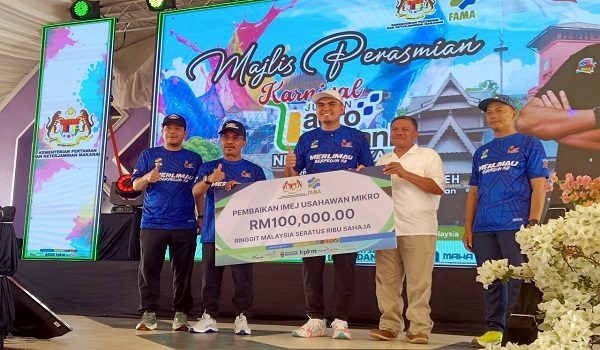 JASIN, 14 Feb -- Exco Kemajuan Desa, Pertanian dan Keterjaminan Makanan Melaka Datuk Dr Muhamad Akmal Saleh (tengah) menyampaikan bantuan kepada wakil usahawan pada Program Karnival Jualan Agro MADANI peringkat negeri di Dataran Orang Kampung, Merlimau, di sini hari ini.

Turut hadir Ketua Pengarah Lembaga Pemasaran Pertanian Persekutuan (FAMA) Abdul Rashid Bahri (dua, kiri).

--fotoBERNAMA (2025) HAKCIPTA TERPELIHARA