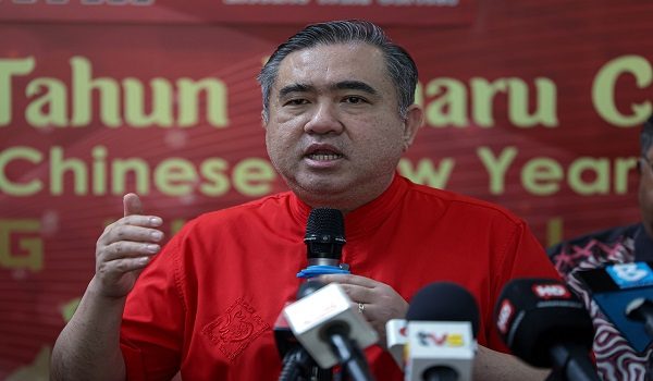 KUALA LUMPUR, 14 Feb  Menteri Pengangkutan Anthony Loke bercakap semasa sidang media pada Majlis Edaran Pek Cenderahati kepada penumpang Keretapi Tanah Melayu Berhad (KTMB) sempena sambutan Tahun Baharu Cina 2026 di Stesen Sentral Kuala Lumpur hari ini.

-- fotoBERNAMA (2026) HAK CIPTA TERPELIHARA