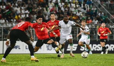 Pemain Kuching City FC Petrus Shitembi cuba melepasi pertahanan DPMM FC pada perlawanan Suku Akhir kedua Piała Malaysia di Stadium Negeri/ BERNAMA