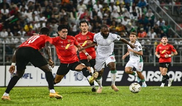 Pemain Kuching City FC Petrus Shitembi cuba melepasi pertahanan DPMM FC pada perlawanan Suku Akhir kedua Piała Malaysia di Stadium Negeri/ BERNAMA