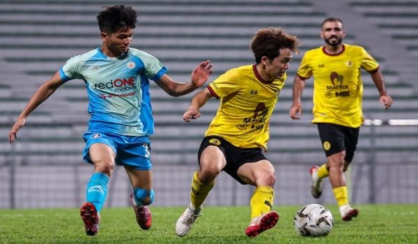 Pemain Negeri Sembilan FC, Takumi Sasaki (tengah) mengawal bola dari dirampas pemain PDRM FC pada saingan Liga Super Malaysia 2025/2026 pada Jumaat/Foto BERNAMA