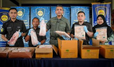 Komander AKPS Pelabuhan Klang Datuk Nik Ezanee (tengah) bersama anggotanya menunjukkan barang rampasan semasa sidang media di Pejabat Kastam Pelabuhan Utara, Pelabuhan Klang/Foto BERNAMA