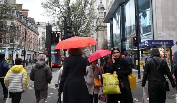 Orang ramai berjalan di Oxford Street, London ketika jualan runcit Britain susut pada Februari susulan kenaikan harga minyak akibat konflik Iran/Foto REUTERS