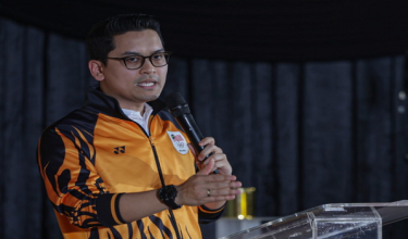 Menteri Belia dan Sukan, Dr Mohammed Taufiq Johari berucap pada majlis perasmian Kompleks Akademi Sepaktakraw Malaysia di ibu negara. / Foto BERNAMA