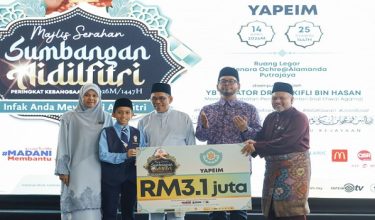 PUTRAJAYA, 14 April -- Menteri di Jabatan Perdana Menteri (Hal Ehwal Agama) Dr Zulkifli Hasan (dua, kanan) bersama Pengerusi Yayasan Pembangunan Ekonomi Islam Malaysia (YaPEIM) Abdul Khudus Mohd Naaim (tiga kiri) menyaksikan penyerahan cek sumbangan Aidilfitri oleh Ketua Pengarah YaPEIM Zabidi Nasan (kanan) kepada wakil para penerima pada Majlis Serahan Sumbangan Aidilfitri Peringkat Kebangsaan hari ini.

--fotoBERNAMA (2026) HAK CIPTA TERPELIHARA