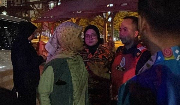 Menteri Pendidikan, Fadhlina Sidek turut hadir ke SMK Putrajaya Presint 14 (1) bagi meninjau kebakaran yang berlaku - Foto FB Fadhlina Sidek