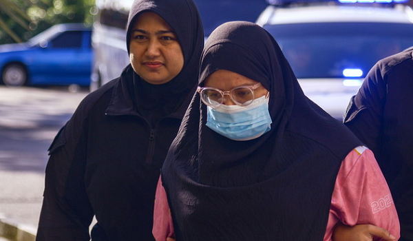 Seorang pengasuh didakwa di Mahkamah Majistret, di sini, hari ini, atas pertuduhan membunuh seorang bayi lelaki berusia tujuh bulan di sebuah taska di Bandar Kinrara, Puchong, awal bulan ini.