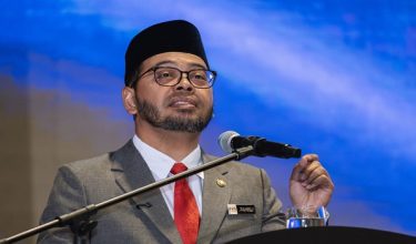 KUALA LUMPUR, 14 Mei -- Menteri di Jabatan Perdana Menteri (Hal Ehwal Agama) Dr Zulkifli Hasan berucap pada  Anugerah Perkhidmatan Cemerlang, Sijil Penghargaan Perkhidmatan bagi Tahun 2025 dan Anugerah Perkhidmatan Setia 25 Tahun Majlis Agama Islam Wilayah Persekutuan (MAIWP) di Dewan Perdana Felda hari ini.

--fotoBERNAMA (2026) HAK CIPTA TERPELIHARA