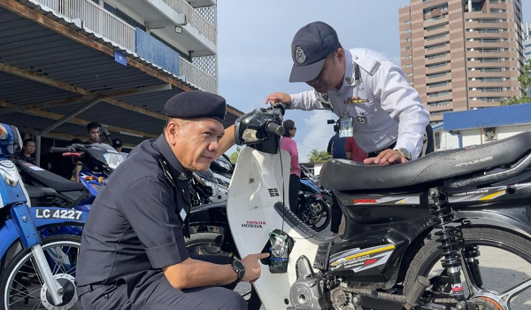 Keadaan motosikal yang diubai suai dan telah disita oleh polis