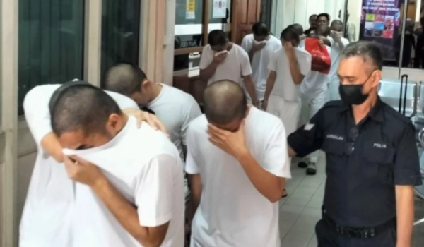 Sebahagian tertuduh kes bunuh Mohamad Nazmie Aizzat Mohd Narul Azwan ketika dibawa ke Mahkamah Tinggi Tawau./ Foto Bernama