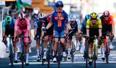 Casper Van Uden (tengah) meraikan kejayaannya ketika melintasi garisan penamat peringkat keempat perlumbaan berbasikal Giro d'Italia edisi ke-108 - Foto AFP