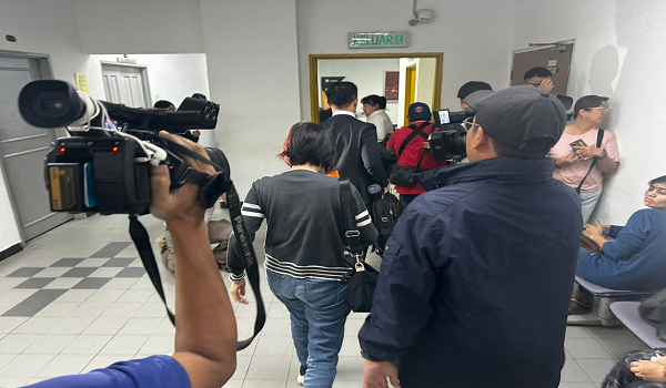 Tertuduh, Sia Joo Hoe, 58 tahun didakwa memberikan suapan RM2,000 kepada anggota penguatkuasa Majlis Bandaraya Iskandar Puteri, tiga tahun lalu
