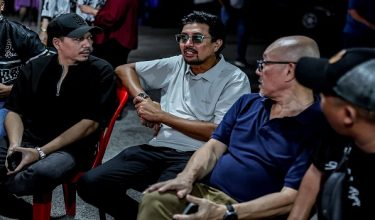 KUALA PILAH, 13 Jun -- Ketua Pegawai Eksekutif (CEO) Perbadanan Kemajuan Filem Nasional Malaysia (FINAS) Datuk Azmir Saifuddin Mutalib menonton tayangan filem Gemencheh Boys pada program Hasrat MADANI di Kompleks Rakan Muda Kuala Pilah malam ini.

Turut bersama, pelakon utama Gemencheh Boys Pekin Ibrahim (kiri).

--fotoBERNAMA (2026) HAK CIPTA TERPELIHARA