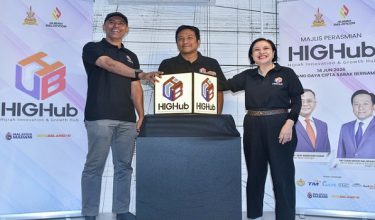 SABAK BERNAM, 14 Jun -- Exco Belia, Sukan dan Keusahawanan Negeri Selangor Mohd Najwan Halimi (tengah) bersama Ketua Pegawai Eksekutif Yayasan Hijrah Selangor Datuk Mearia Hamzah (kanan) menyempurnakan gimik pelancaran Program Hijrah Innovation & Growth Hub (HIGHub) di Ruang Daya Cipta Sabak Bernam hari ini.

HIGHub ini merupakan pusat sehenti pembangunan keusahawanan berimpak sosial yang memberi tumpuan kepada usahawanan wanita, belia, golongan B40 serta komuniti luar bandar melalui akses kepada pembiayaan, latihan, teknologi digital dan jaringan pasaran yang lebih luas.

-- fotoBERNAMA (2026) HAK CIPTA TERPELIHARA