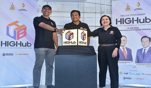 SABAK BERNAM, 14 Jun -- Exco Belia, Sukan dan Keusahawanan Negeri Selangor Mohd Najwan Halimi (tengah) bersama Ketua Pegawai Eksekutif Yayasan Hijrah Selangor Datuk Mearia Hamzah (kanan) menyempurnakan gimik pelancaran Program Hijrah Innovation & Growth Hub (HIGHub) di Ruang Daya Cipta Sabak Bernam hari ini.

HIGHub ini merupakan pusat sehenti pembangunan keusahawanan berimpak sosial yang memberi tumpuan kepada usahawanan wanita, belia, golongan B40 serta komuniti luar bandar melalui akses kepada pembiayaan, latihan, teknologi digital dan jaringan pasaran yang lebih luas.

-- fotoBERNAMA (2026) HAK CIPTA TERPELIHARA