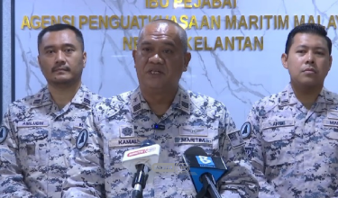 Kapten Maritim Kamal Mohamad (tengah)