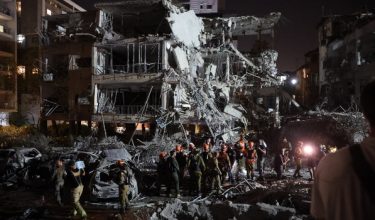Bandar Tel Aviv dibedil Iran. - Foto AFP
