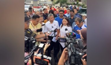 Menteri di Jabatan Perdana Menteri, Hannah Yeoh pada sidang media selepas membuat tinjauan pelaksanaan projek penyelenggaraan dan penaiktarafan dua perumahan awam di ibu negara. Foto FB Hannah Yeoh