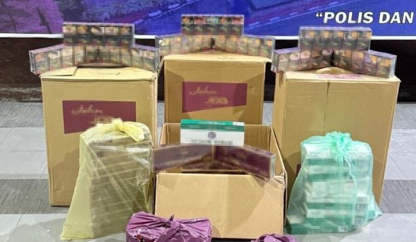 Sebahagian daripada 19,520 batang rokok seludup yang dirampas PGA di sebuah rumah di Taman Darul Salam/Foto PGA Briged Tenggara