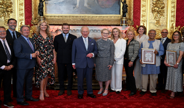 Sir David Becham bergambar bersama Raja Charles di Istana St James, London / REUTERS