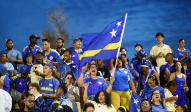 Penyokong Curacao hadir ke stadium untuk memberi sokongan. Foto/AFP