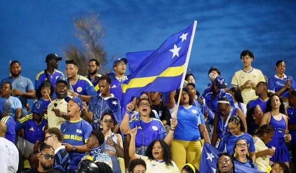 Penyokong Curacao hadir ke stadium untuk memberi sokongan. Foto/AFP