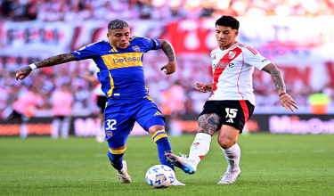 Pemain Boca Juniors, Ayrton Costa (kiri) ketika beraksi menentang River Plate pada April lalu / REUTERS