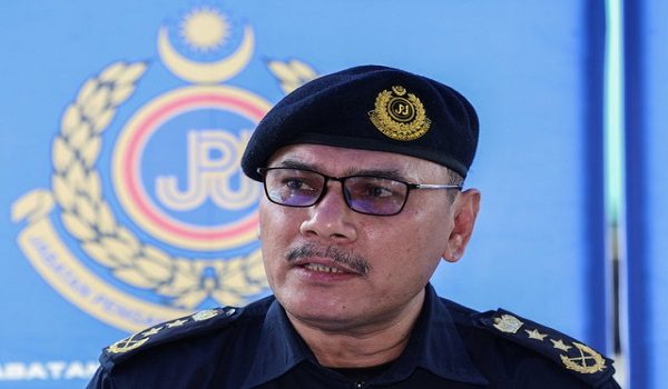 JOHOR BAHRU, 10 Dis -- Pengarah Jabatan Pengangkutan Jalan (JPJ) Negeri Johor, Zulkarnain Yasin bercakap ketika ditemui pemberita selepas hadir pada Operasi Rentas Sempadan Zon Selatan 2025 di Plaza Tol Skudai arah Selatan hari ini.

-- fotoBERNAMA (2025) HAK CIPTA TERPELIHARA