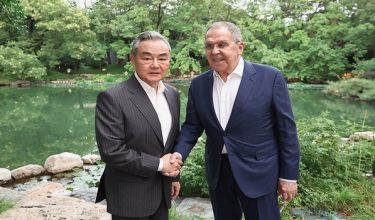 Menteri Luar China, Wang Yi (kiri) bersama Menteri Luar Rusia, Sergey Lavrov/Foto AFP