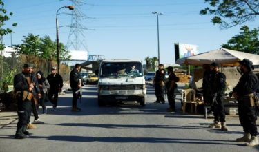 Pasukan keselamatan Syria mengawal lalu lintas/Foto Reuters
