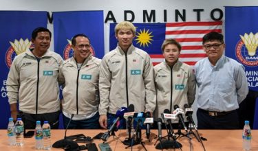 Pengarah Kejurulatihan Akademi Badminton Malaysia (ABM), Rexy Mainaky (dua, kiri) bergambar bersama pemain badminton beregu campuran kebangsaan, Toh Ee Wei (dua, kanan) dan Chen Tang Jie (tengah) ketika sidang akhbar 'Post Olimpik Paris 2024'  pada Selasa/Foto BERNAMA