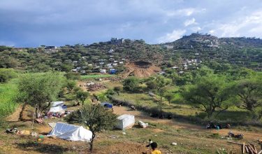 A view of a makeshift camp for people displaced by clashes between Iran-aligned Houthi fighters and Saudi-backed Yemeni government forces, in Taiz province, Yemen September 13, 2026. Picture taken with a mobile phone. REUTERS/Stringer REFILE - ADDING INFORMATION     TPX IMAGES OF THE DAY