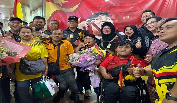 Bonnie (tengah) disambut meriah di Lapangan Terbang Antarabngsa Kuching hari ini / FOTO RTM