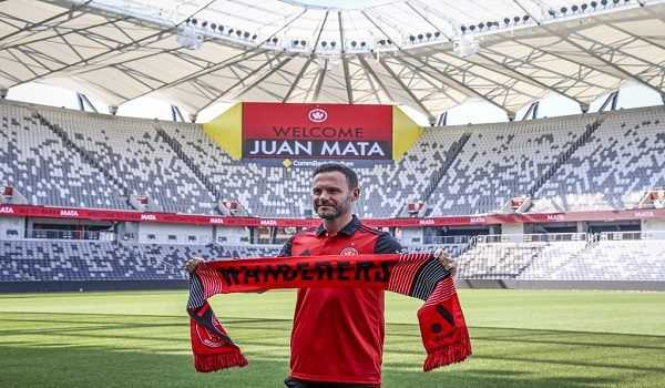 Juan Mata bersama jersi Western Sydney Wanderers selepas sidang media di Stadium CommBank, Sydney / FOTO AFP