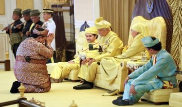 Yang Dipertuan Besar Negeri Sembilan Tuanku Muhriz Tuanku Munawir berkenan menerima menghadap Undang Luak Jelebu Datuk Azrin Khairi pada Istiadat Menzahirkan Kejadian Undang Luak Jelebu ke-17 di Istana Besar Seri Menanti hari ini / Foto BERNAMA